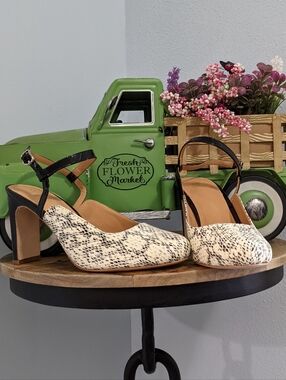 NWT Bill Blass Ivory Snake-Print Slingback Block Heels with Black Strap